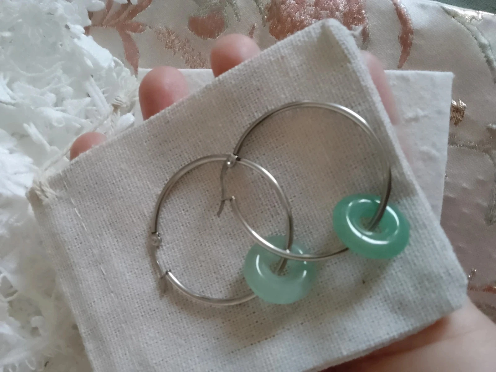 Créoles argentées et pierres d'aventurine verte – photo 3